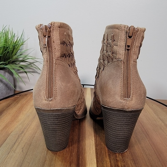 Fergalicious Worthy Ankle Boots Size 7.5 Booties Heels Woven Faux Leather - Picture 7 of 15